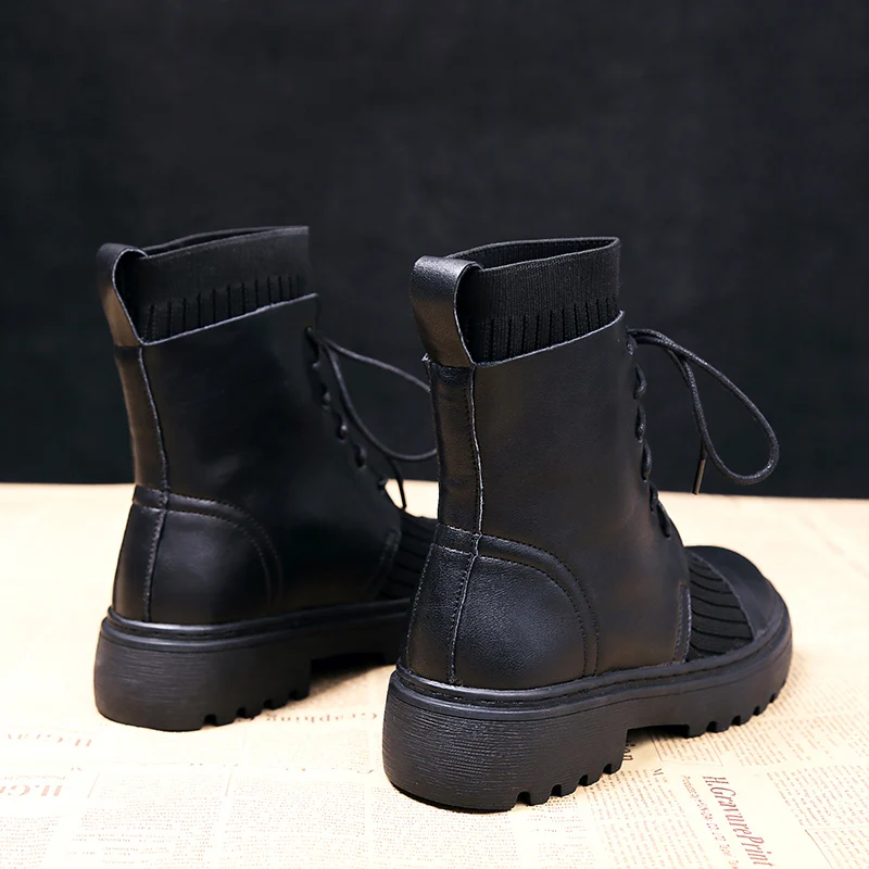 Женские ботинки байкерские черного цвета на плоской подошве со шнуровкой