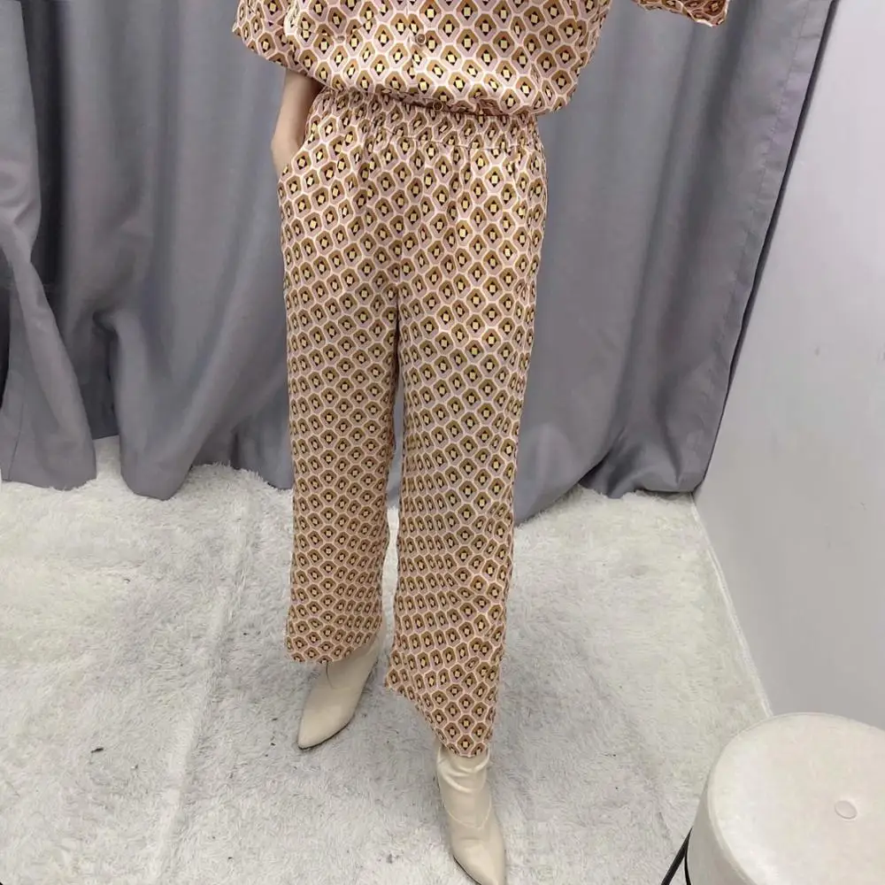 Женский костюм из двух предметов летняя блузка с геометрическим принтом и брюки