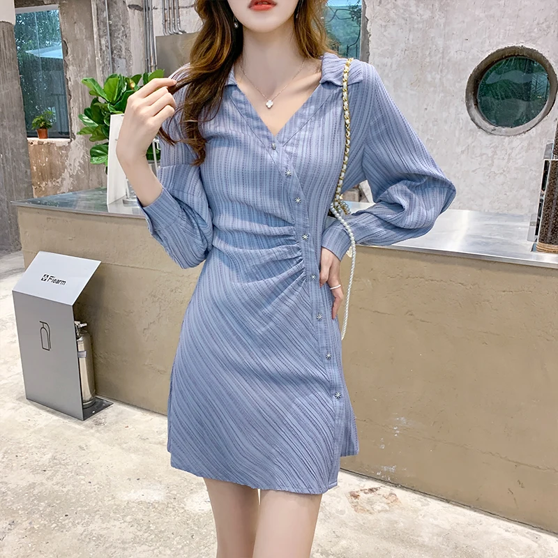 

Платье-рубашка с V-образным вырезом и длинными рукавами