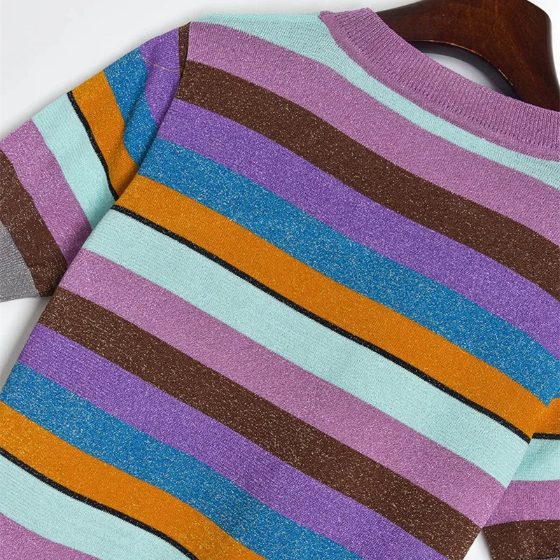 

Luxury Brand Designer Knitted Pullovers for Women O Neck Contrast Color Stripe Gold Patch Cartoon Knitted Short Sleeve Sweater