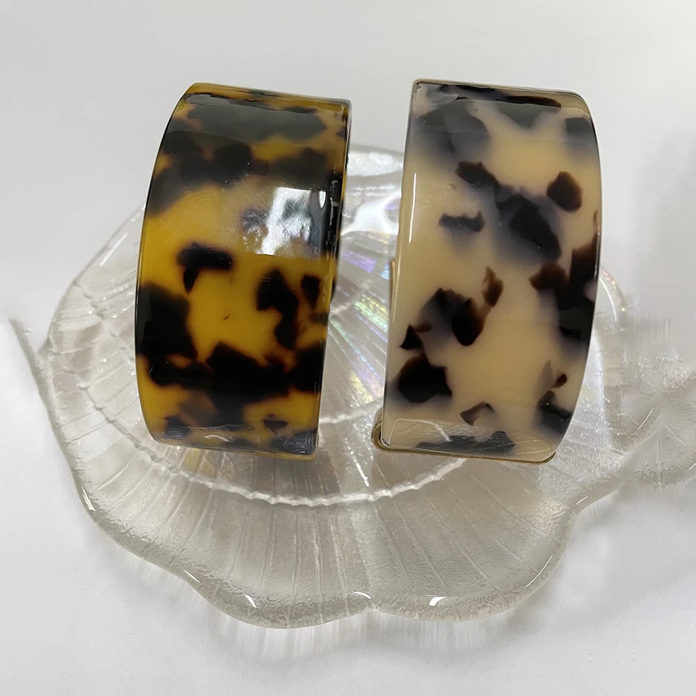 

2021 new retro leopard print acrylic plate bracelet women's metal unique design simple bracelet bohemian jewelry wholesale