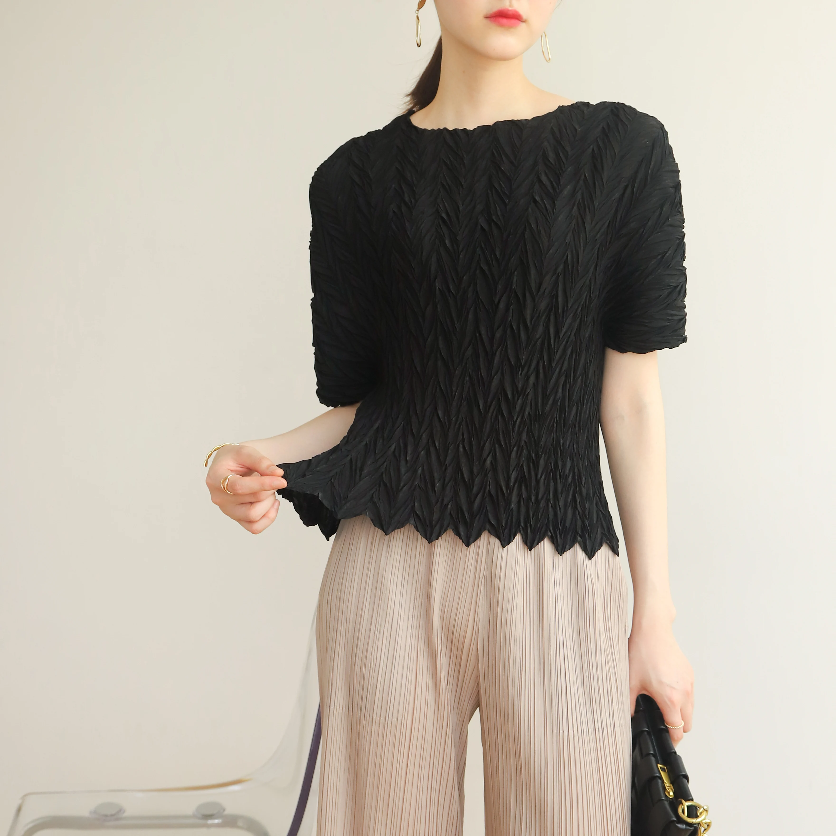 Issey summer Miyake pleated fresh fashion slimming T-shirt is directly supplied by the manufacturer
