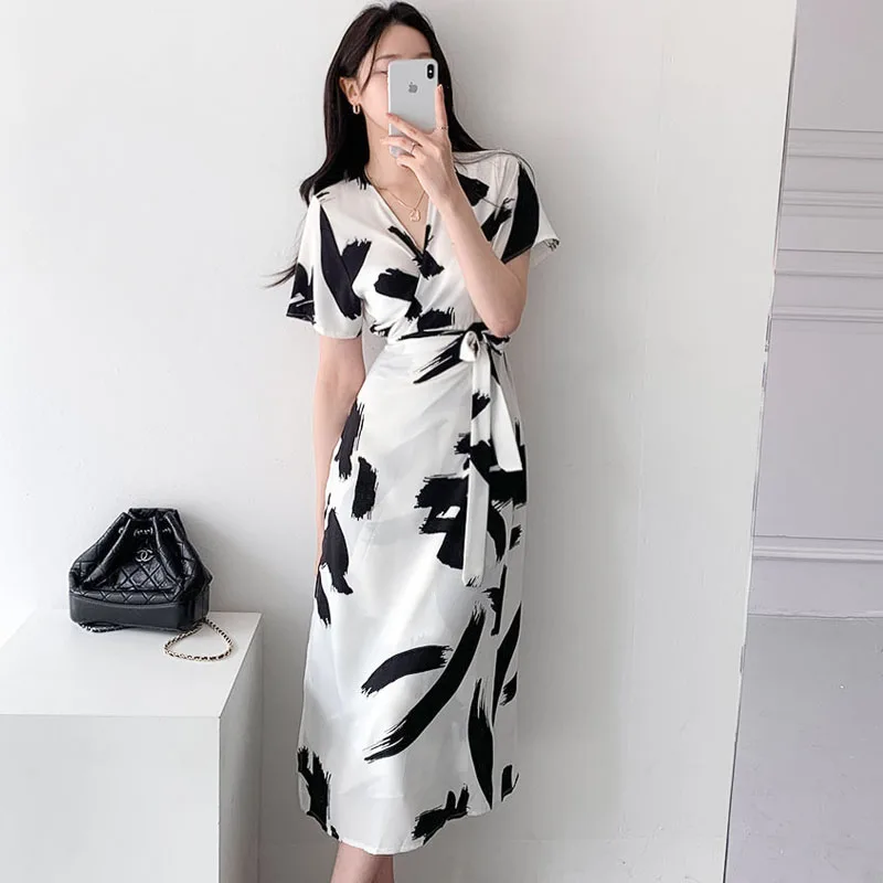 

One-Piece Korean Fashion Women Holiday Party Dress Vintage Floral Dress 2021 New Summer Lady Elegant Slim V-Neck Lace Midi Dress