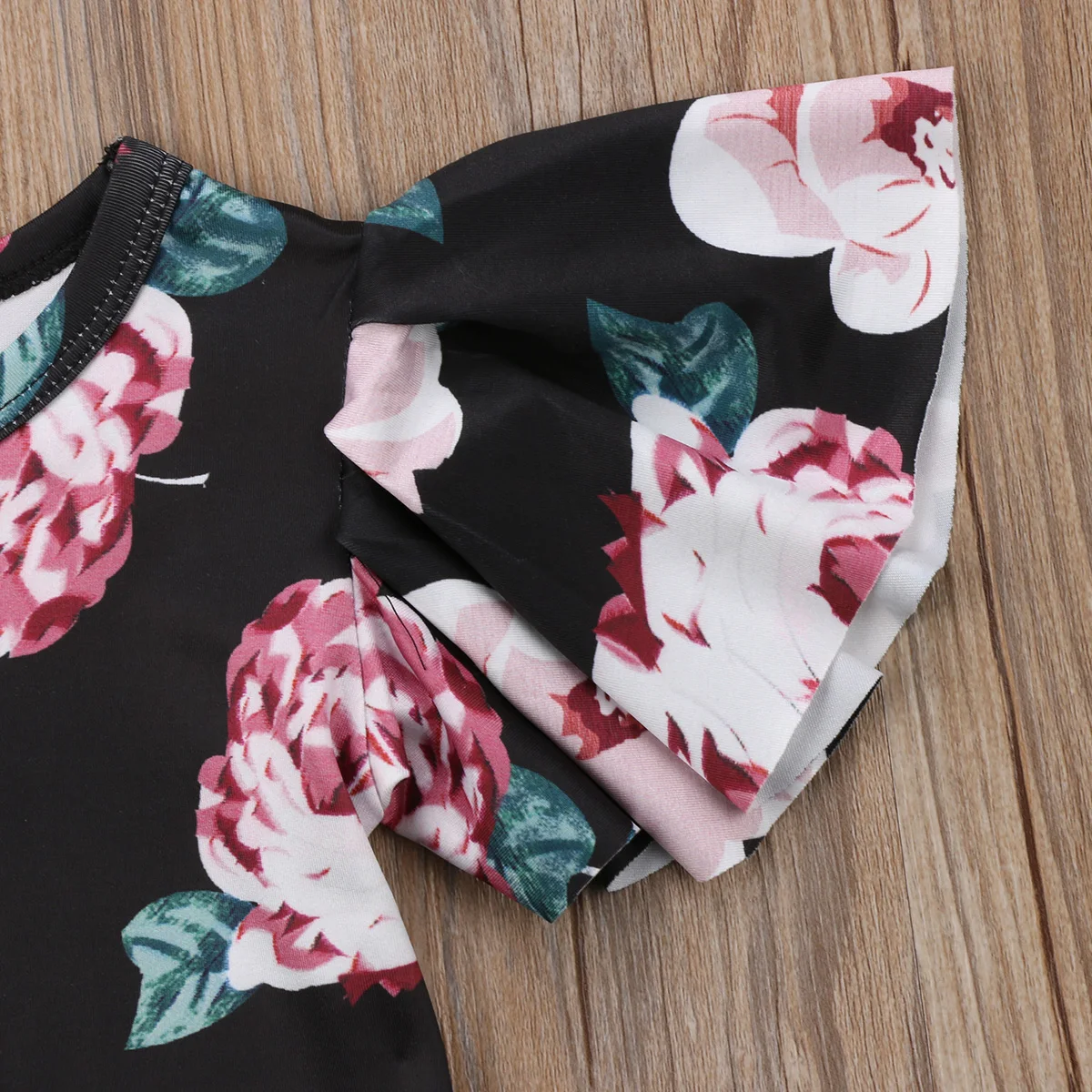 Черный комбинезон с широким рукавом и оборками летний цветочный для