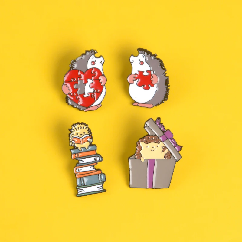 Милый Ежик в форме красного сердца головоломка спрятан коробке сидя на толстой