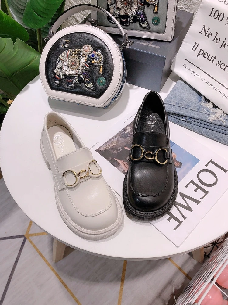 

2021 spring and autumn metal chain shallow mouth square heel women's shoes fashion all-match British style small leather shoes