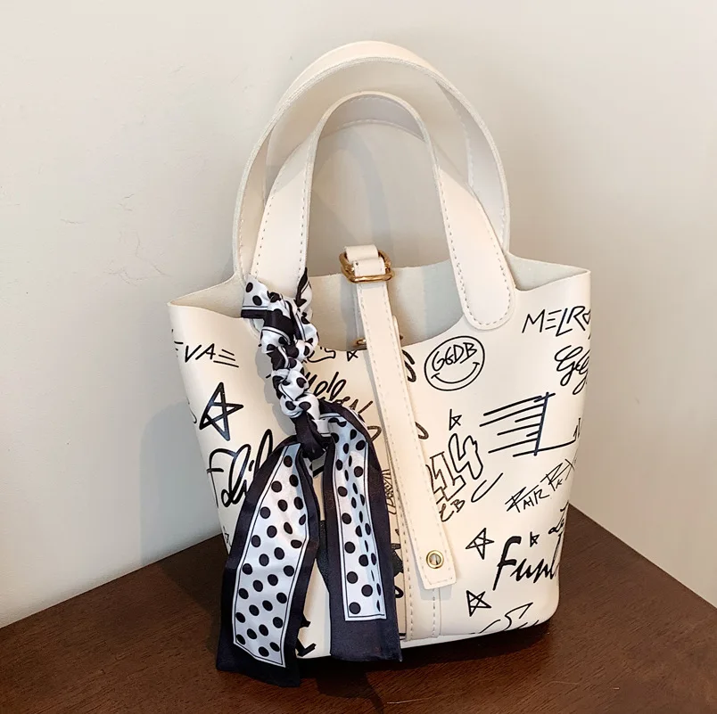 

Сумка-тоут женская, с ручками, 2021 букв