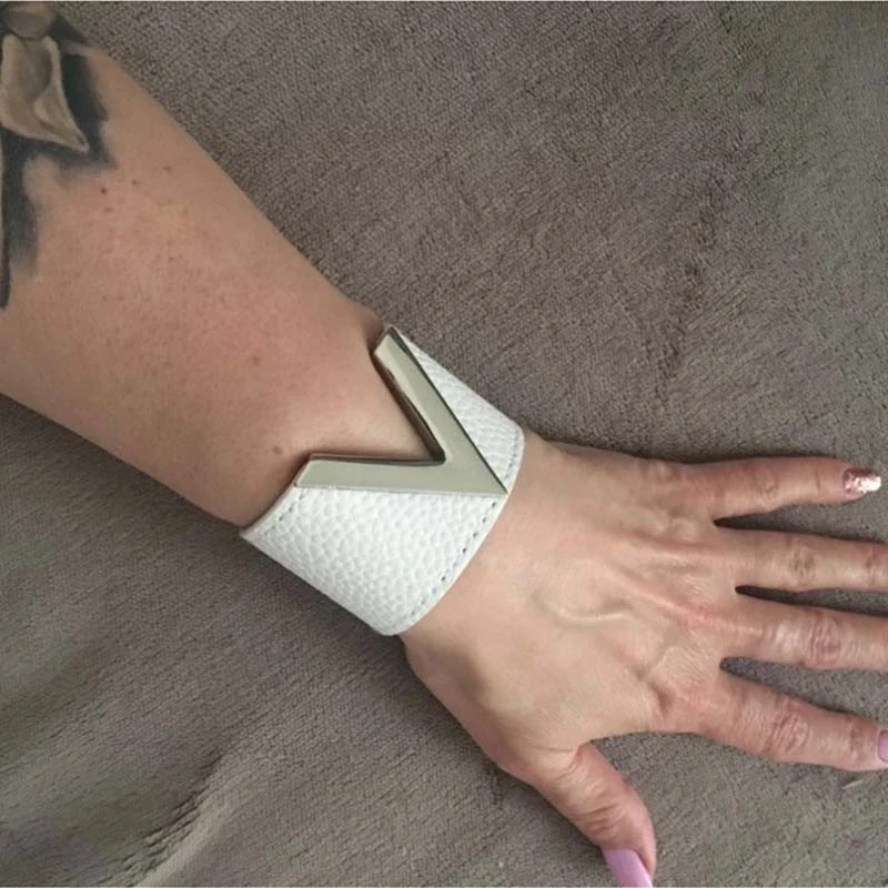 Европейский и большой кожаный браслет простой Универсальный Широкий OL V Word для