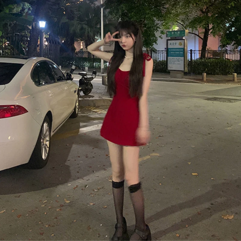 Платье женское на тонких бретельках пикантное облегающее мини-платье для