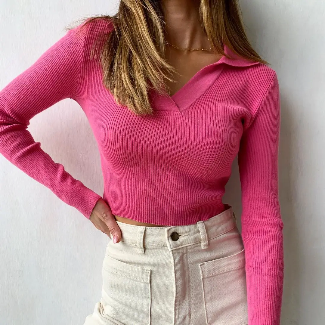 

Женский ТРИКОТАЖНЫЙ УКОРОЧЕННЫЙ ТОП С V-образным вырезом и длинным рукавом