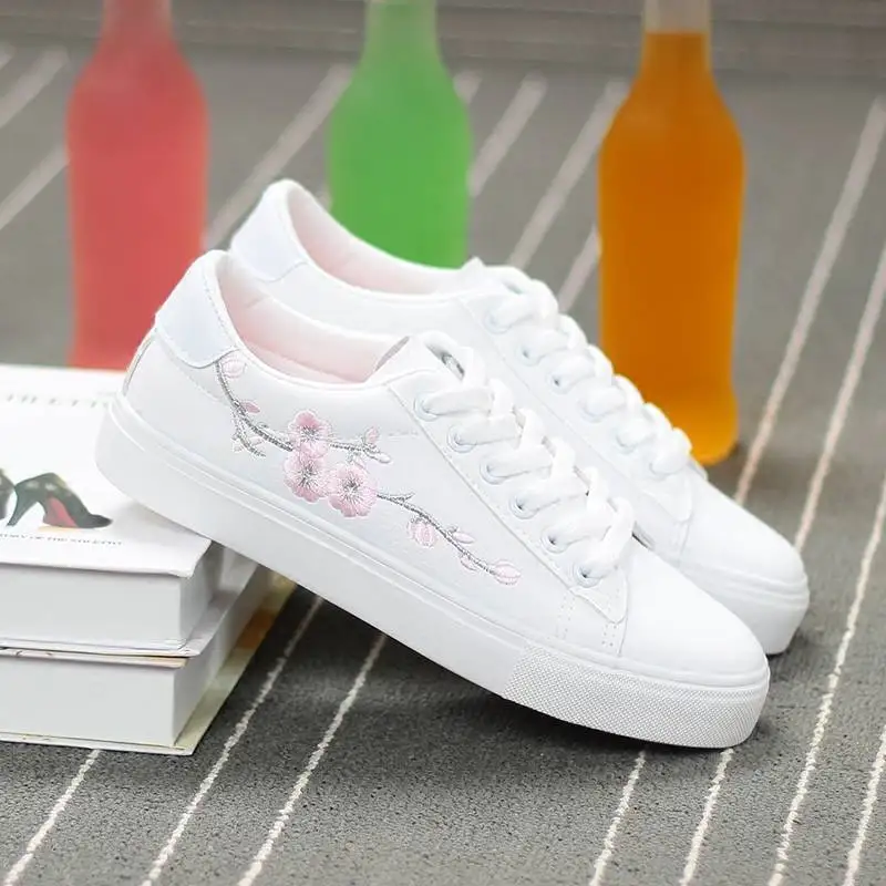 

White feminization of new embroidered plum cattle in spring