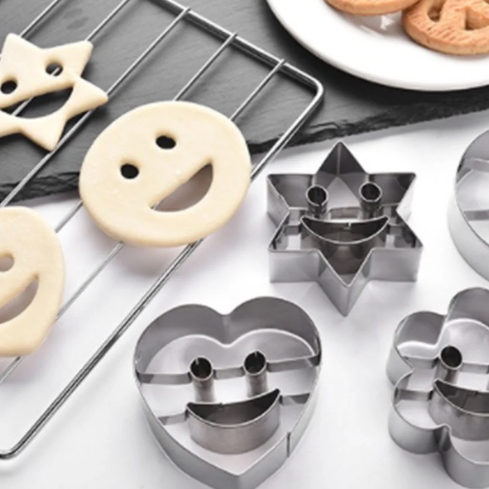 

4 Piece Smiley Stainless Steel Cookie Cutter Biscuit Mold Cake Steamed Potato Fondant Cake Mold Fruit And Vegetable Bread Cutter