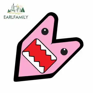 Автомобильная наклейка EARLFAMILY, 13 см х 12,7 см, значок JDM вакаба, розовая девушка, домокун, Домо Кун, не виниловая наклейка на машину
