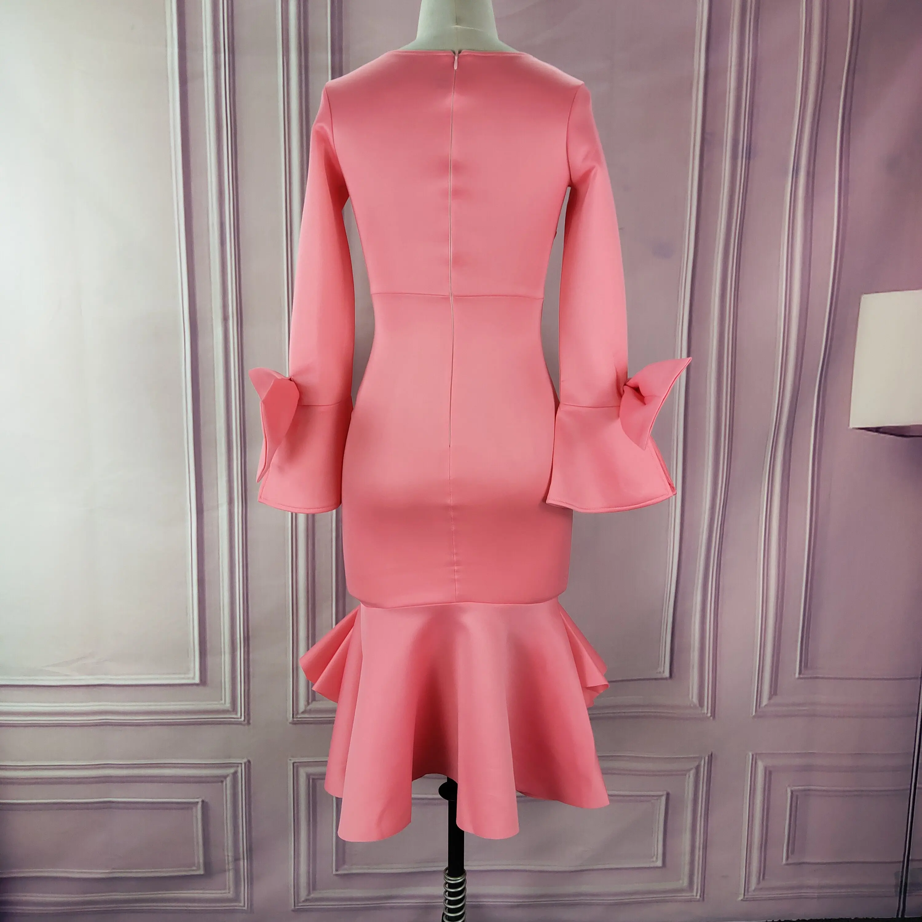 Женское облегающее вечернее платье элегантное с вырезами на плечах и бантом