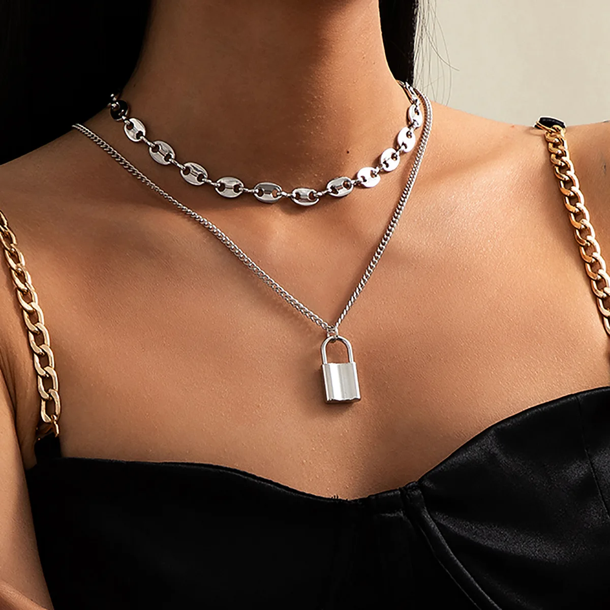 

Vintage Double Layer Iron Chain Choker Necklace for Women Exaggerated Pig Nose Shape Clavicle Necklace Jewelry Accessories