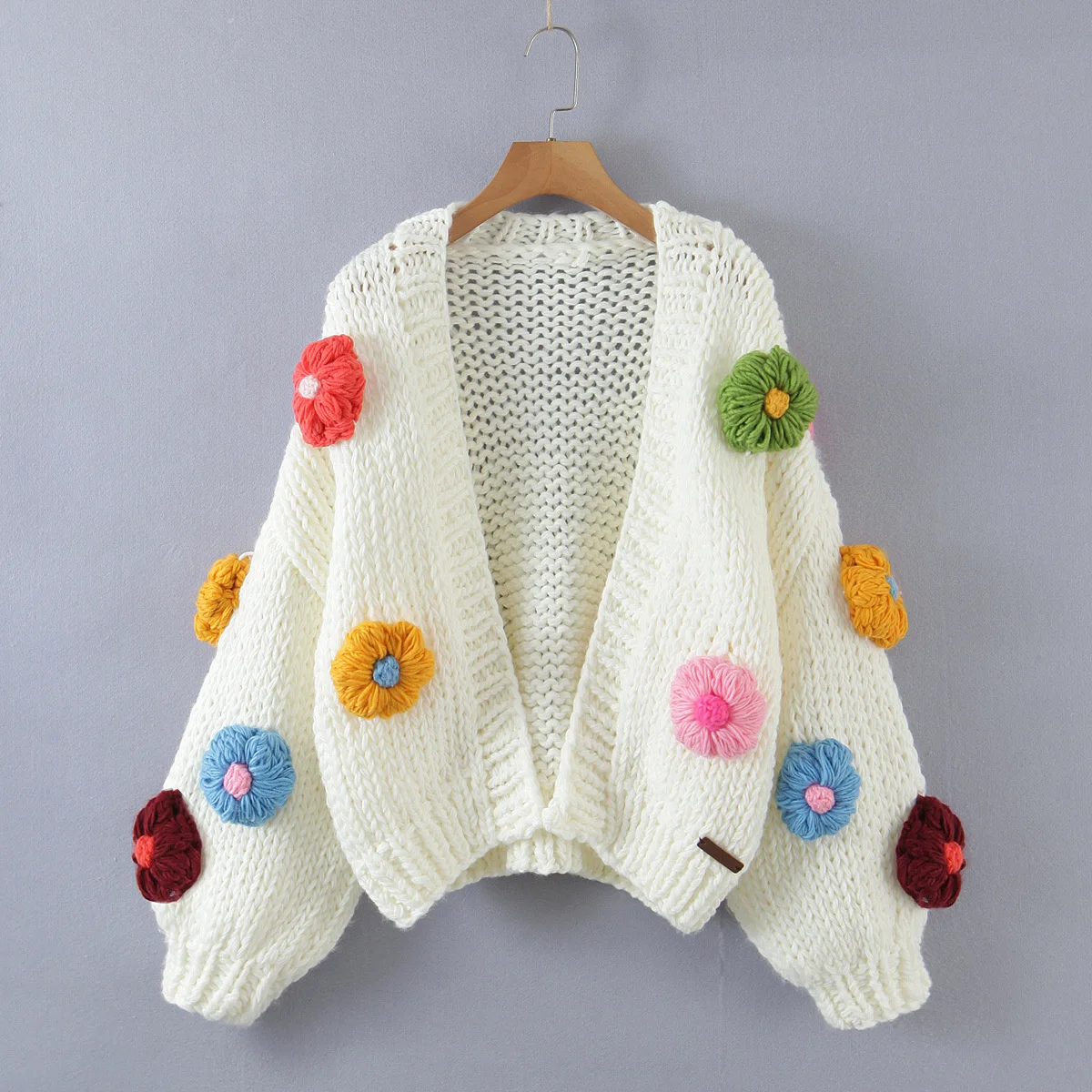 

2021 summer novelty women's white background color puff flower three-dimensional large flower handmade sweater