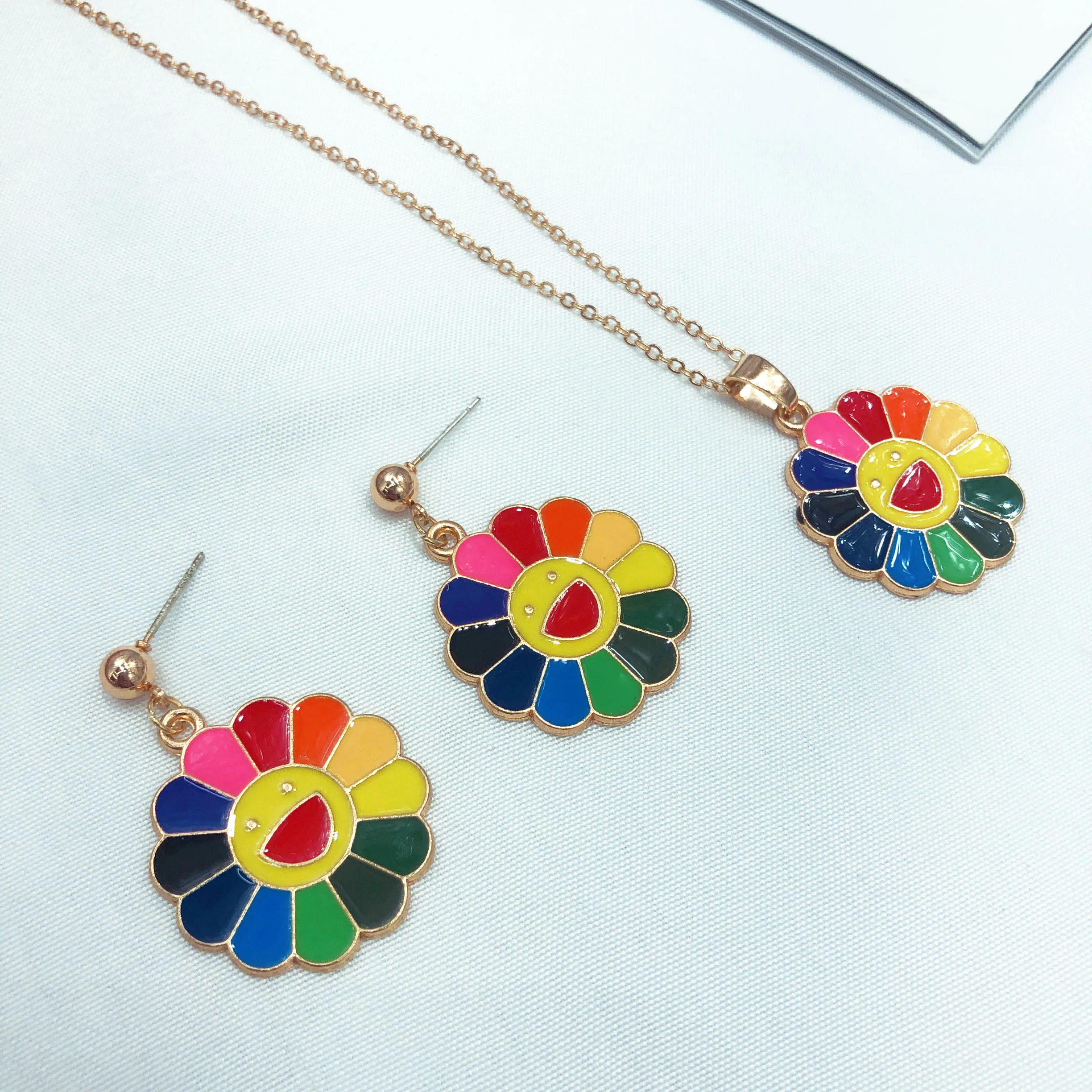 

Charming personality creative rainbow pendant necklace sunflower small fresh drops of oil lovely gifts for girls lovers necklace