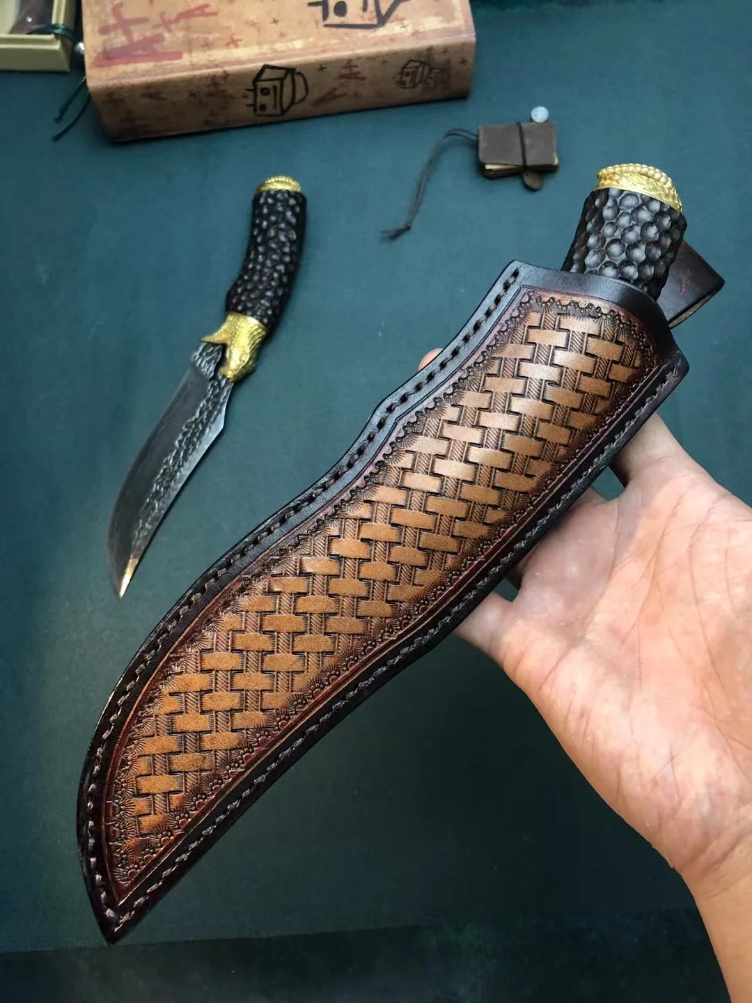 Нож из дамасской стали с фиксированным лезвием рукоятка черного дерева и для