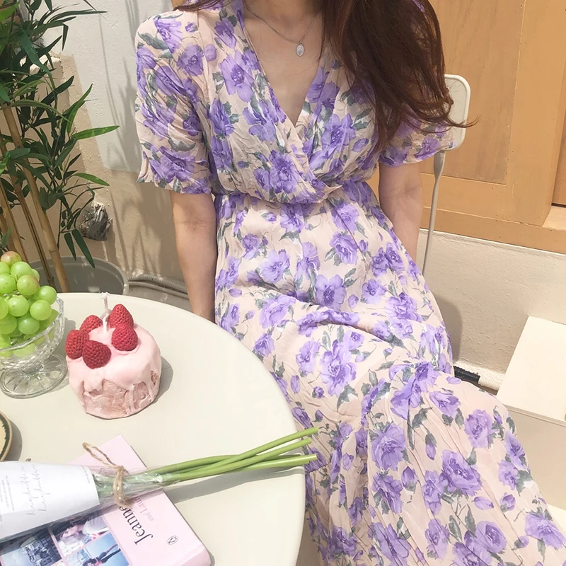 Женское платье с оборками фиолетовое белое цветочным принтом v-образным вырезом