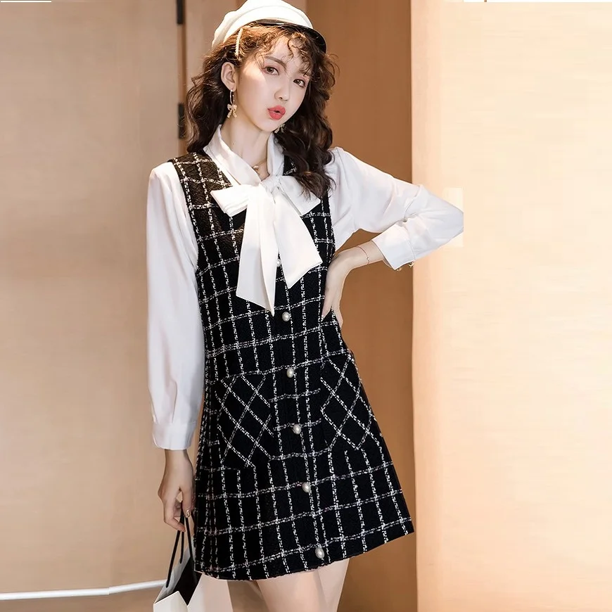 Женское шерстяное платье на бретельках без рукавов и с бантом воротнике белые