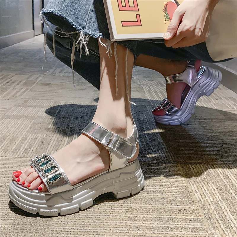 Женские сандалии на массивной платформе летние Серебристые сандалии-гладиаторы