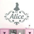 Декор Алиса в стране чудес, персонализированное название, виниловая наклейка на стену, наклейки для детской комнаты, наклейки на стену для девочек с персонализированным именем, w575