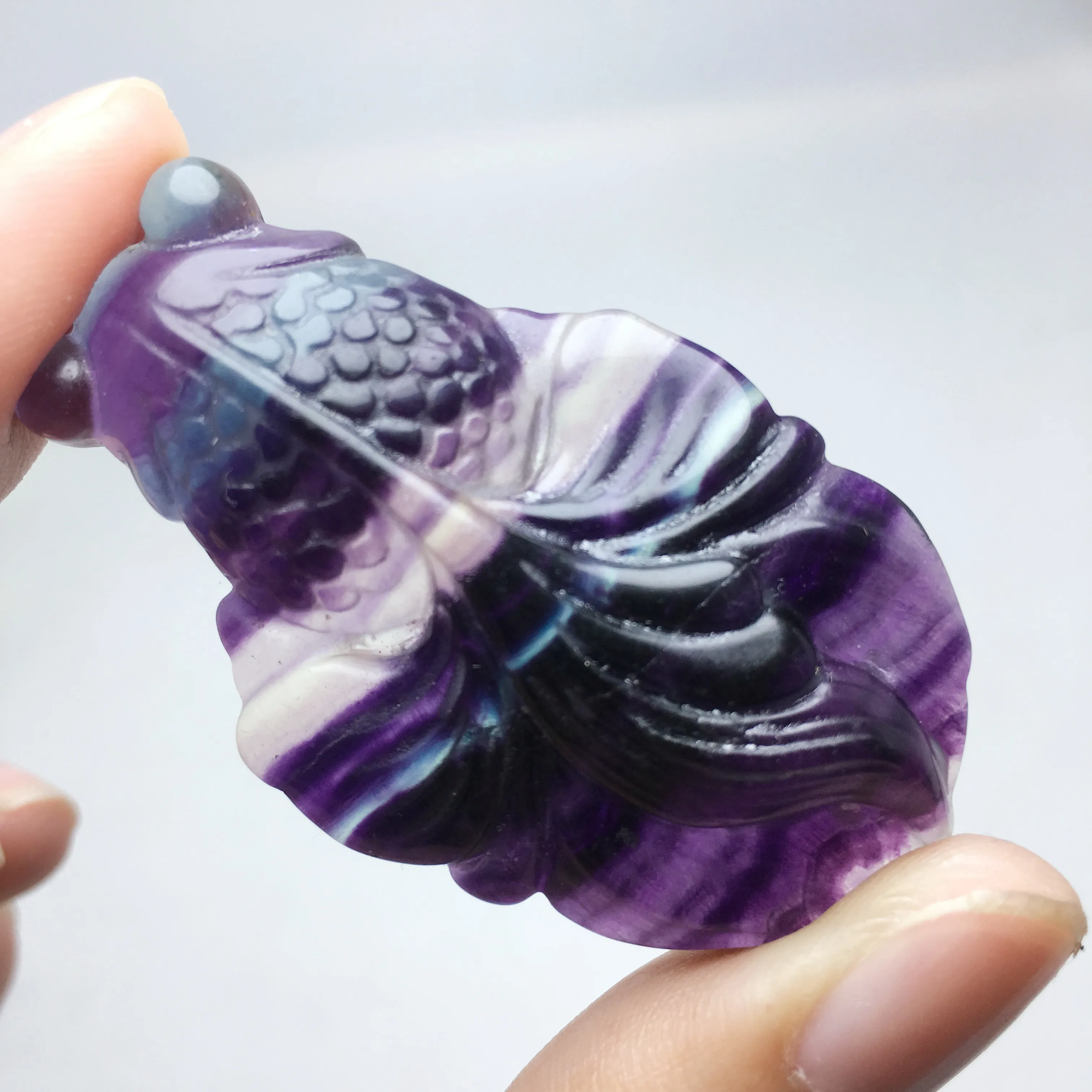 

Красивый натуральный красочный флюорит, 5 см, золотая рыбка, блестящий флюорит