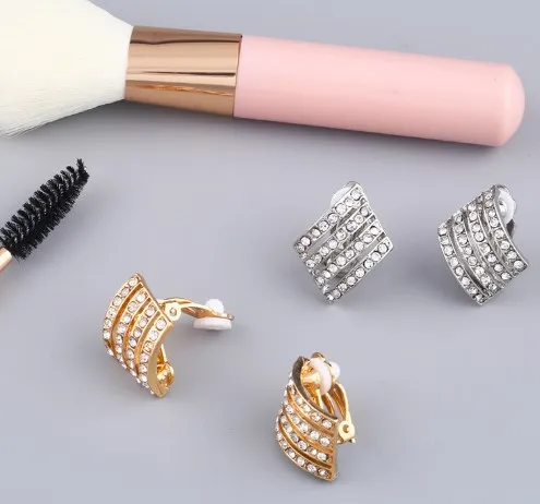 Разноцветные латунные серьги-клипсы с микрозакрепкой из фианита и кубического