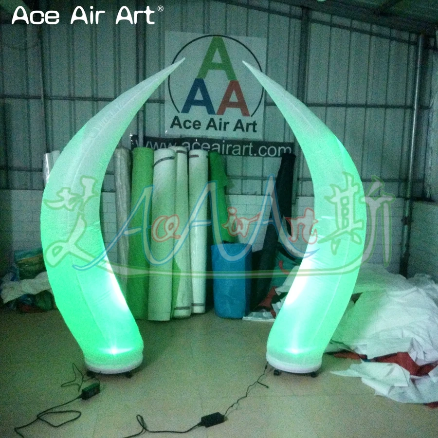 Удивительный декоративный надувной конус для сцены 2 м H светодиодный острый угол