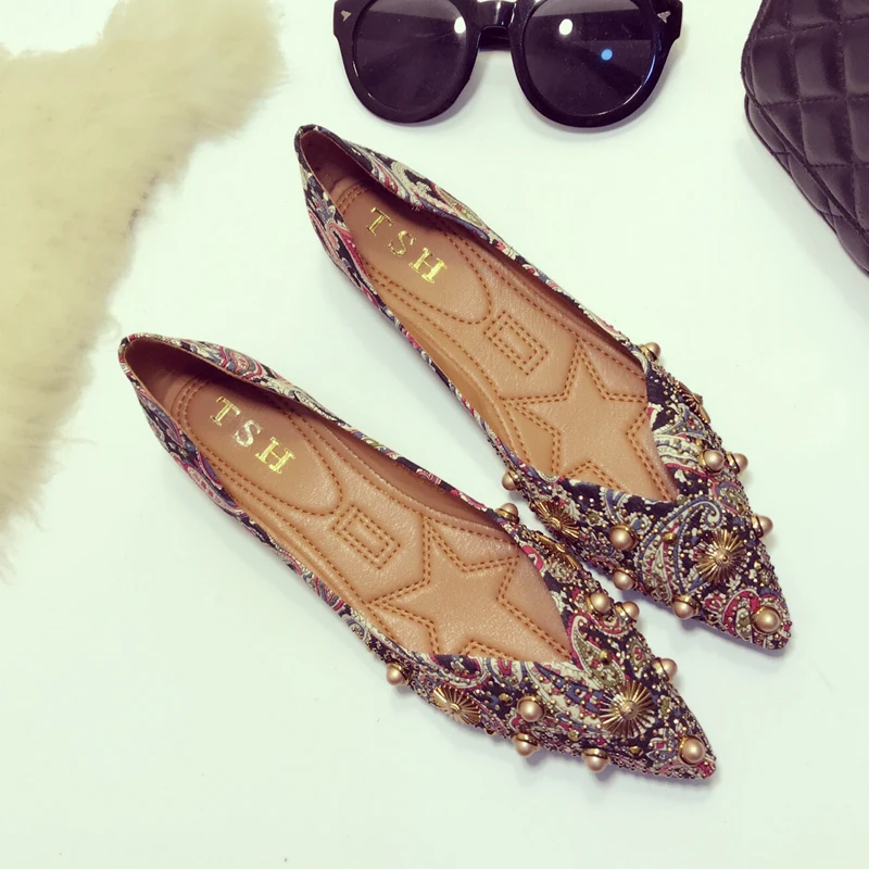 Балетки женские с большими заклепками и принтом блестящие мокасины на плоской