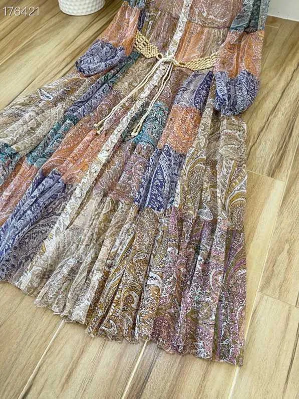 

Spring and autumn 2021 holiday wind retro hit color printed collar bubble sleeve layer feeling stitching drop dress