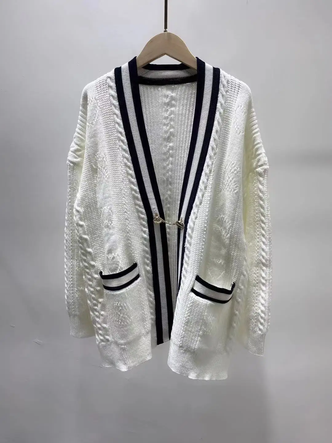 

Women Knitted Cardigans Stripes New 2021 Long Sleeve V-neck Buttons Loose Preppy Style Pockets Ladies Sweaters Autumn