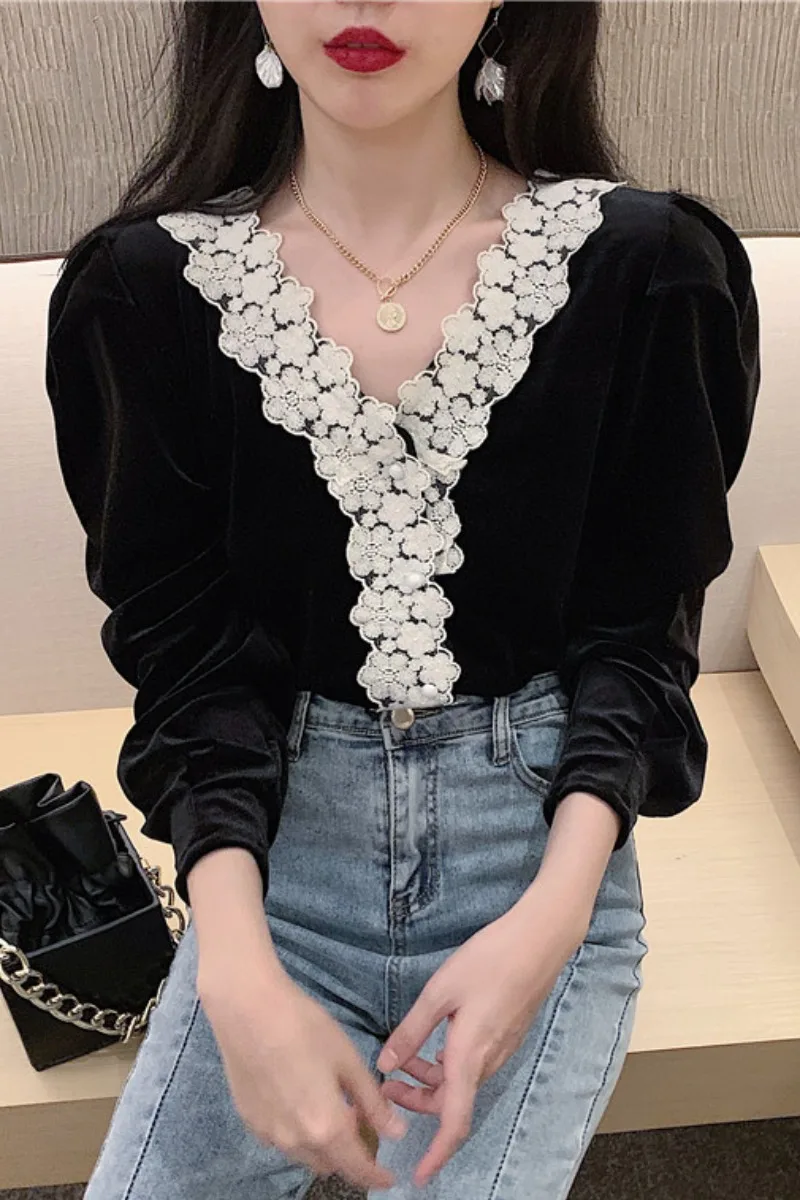 

Fall 2020 New Lace And Lace Stitching Design Small V-neck Velvet Loose Bubble Sleeve Long Sleeve Shirt