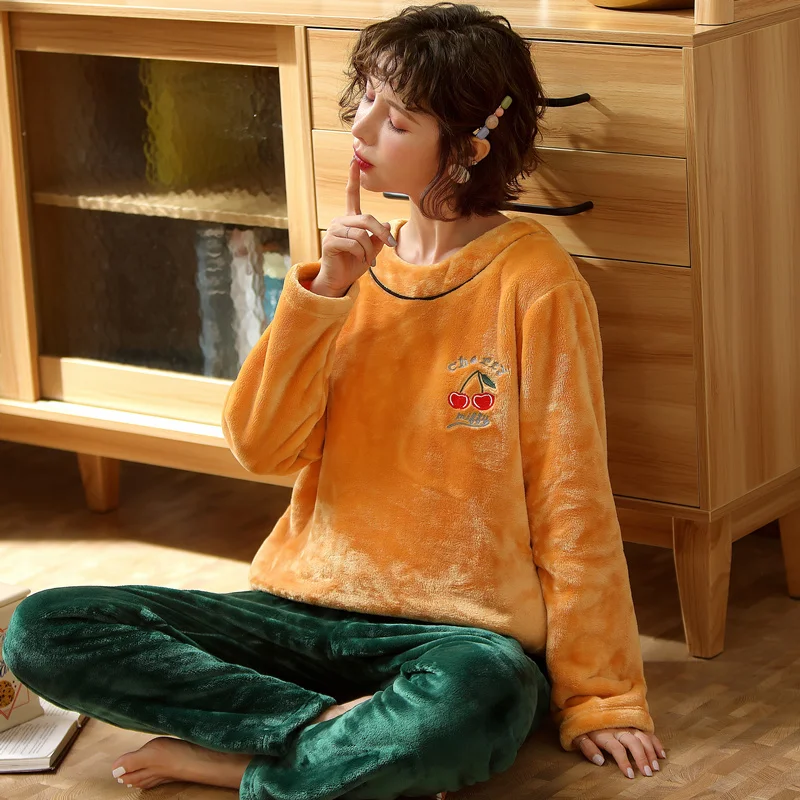 Розовый пижамный комплект с вишней женский зимний бархатный Ночной костюм