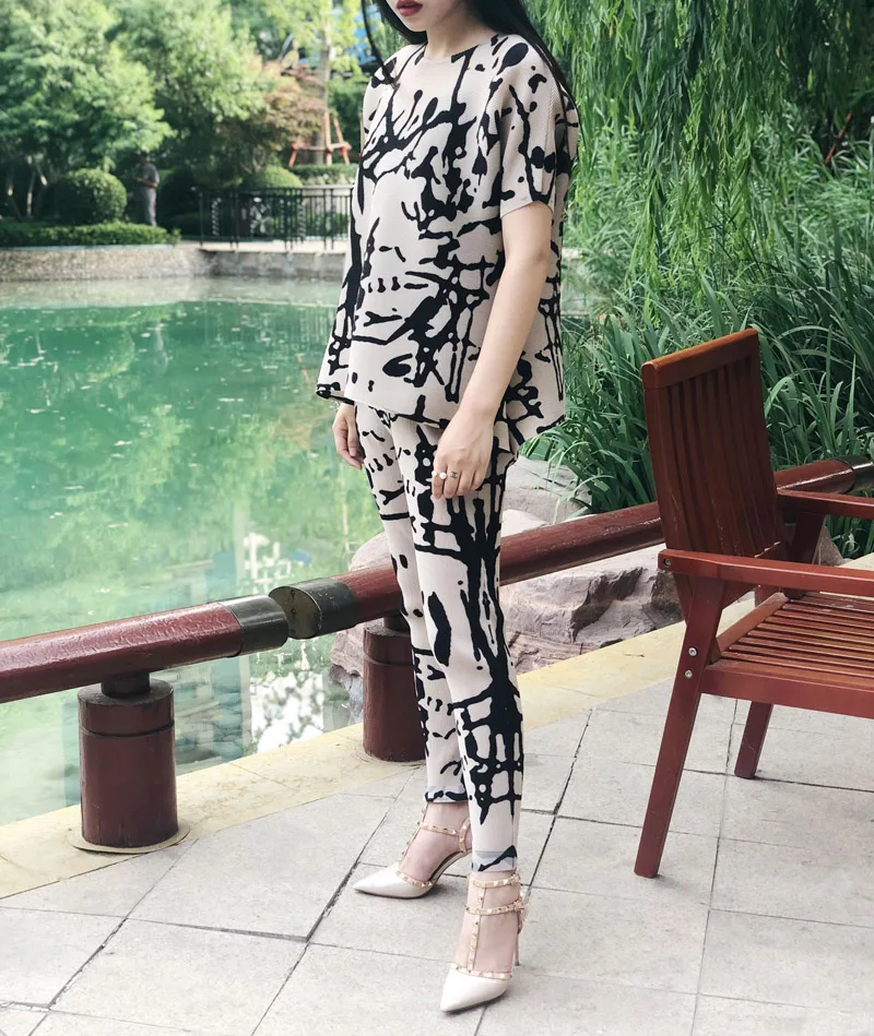 New summer miyake folds set two-piece set of age-reducing pants + tshirt fashion temperament European female self-cultivation
