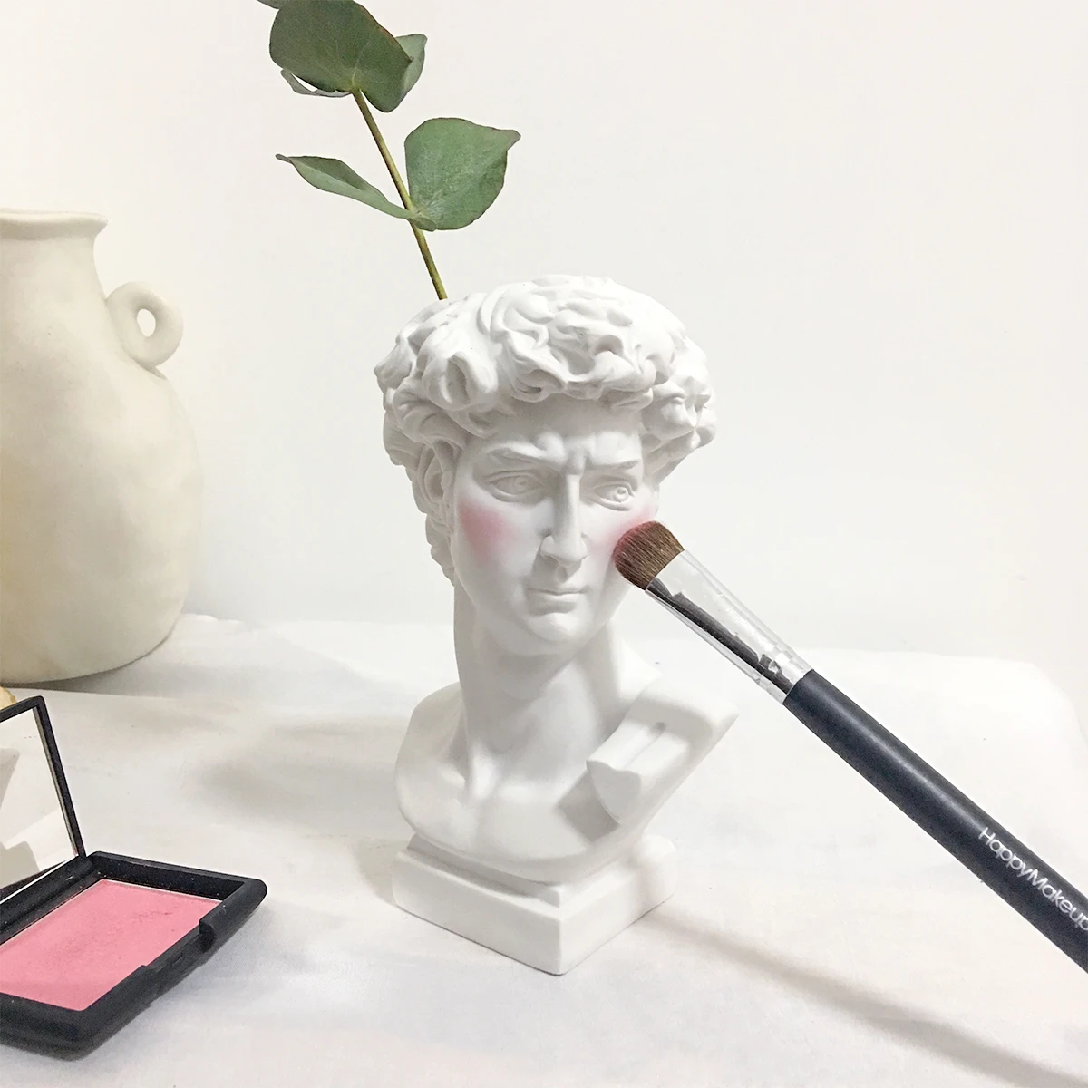 

Nordic David Makeup Brush Eyebrow Pencil Bucket Pen Holder Vase Resin Decoration Home Livingroom Desktop Statue Ornaments Crafts