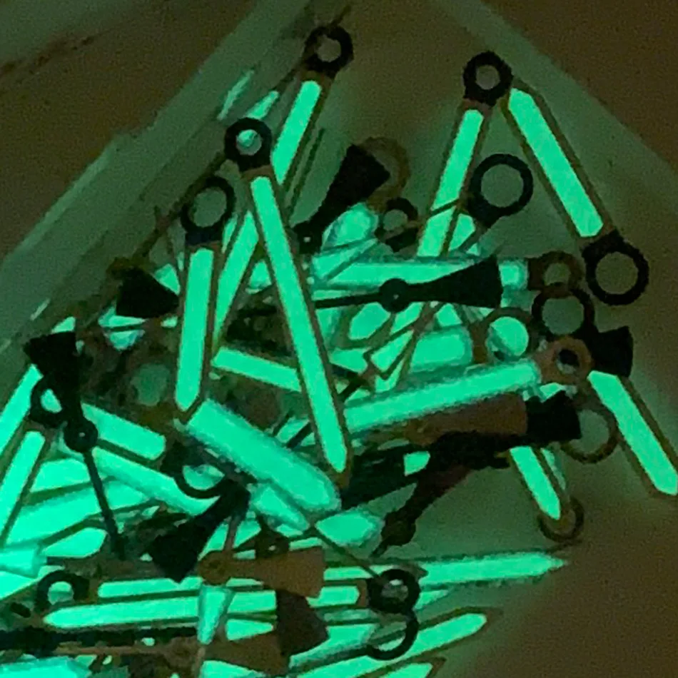 Зеленые светящиеся часы SKX для дайвинга с указкой на трех стрелках подходит