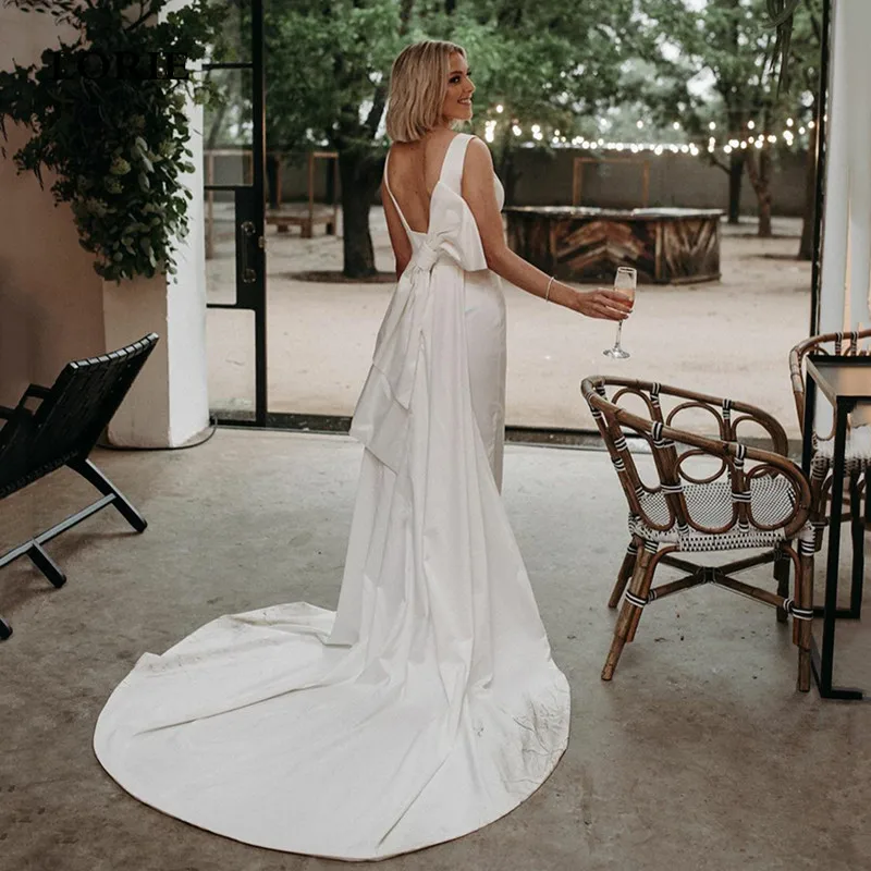 

Платье свадебное атласное со съемным шлейфом, бантом и V-образным вырезом