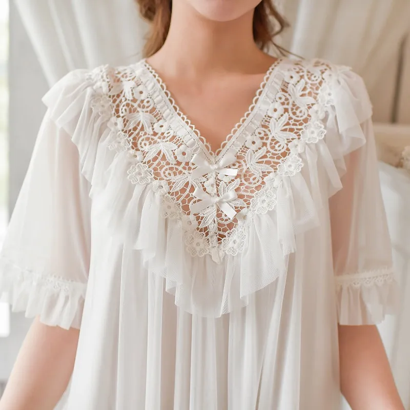 Женская длинная ночная рубашка летняя белая кружевная с v-образным вырезом и