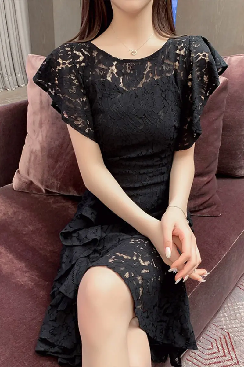 Женское кружевное платье с оборками черное облегающее большого размера