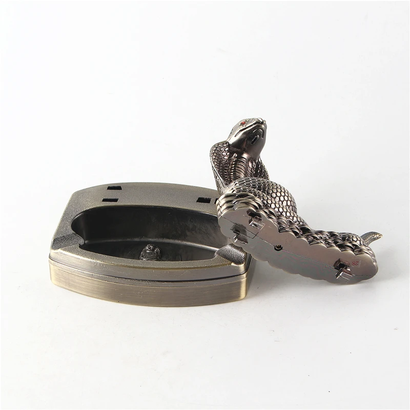Новый тип смолы Металлическая Пепельница Кобра модель пепельница с зажигалкой