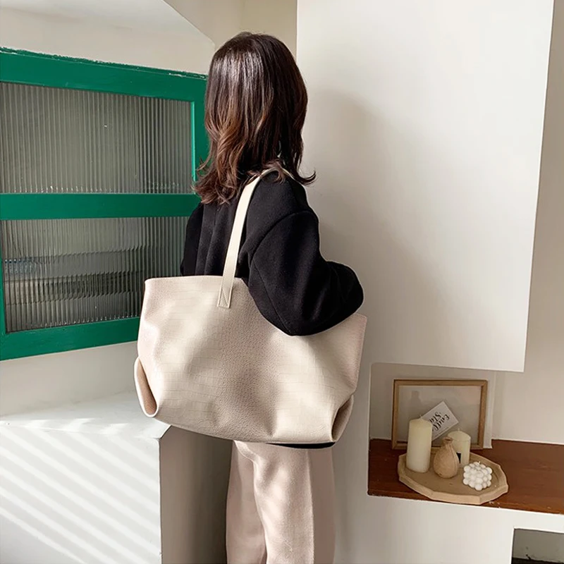 Сумка из искусственной кожи однотонная короткая серая черная большая