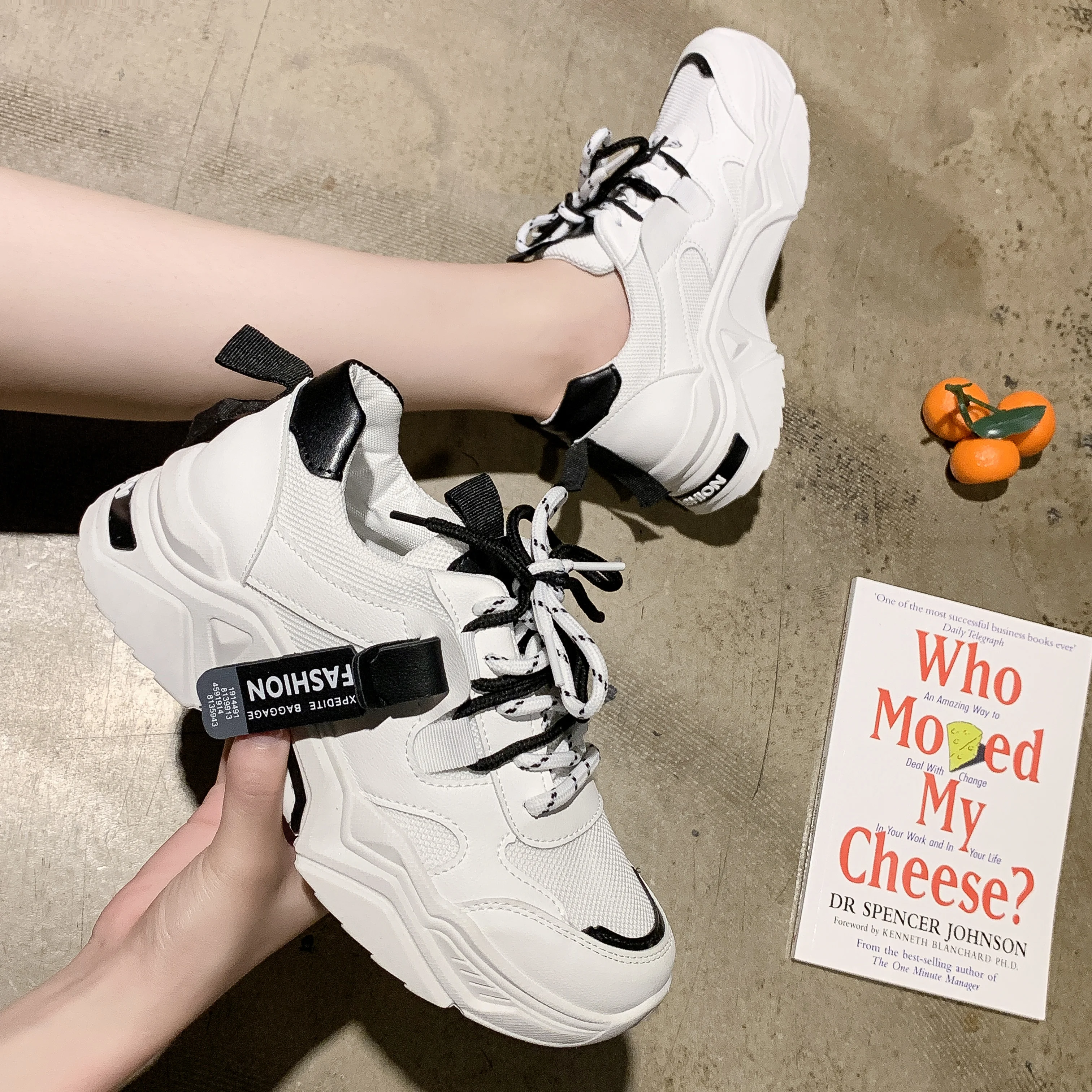 Женские кроссовки на плоской подошве оранжевые желтые или черные из дышащего