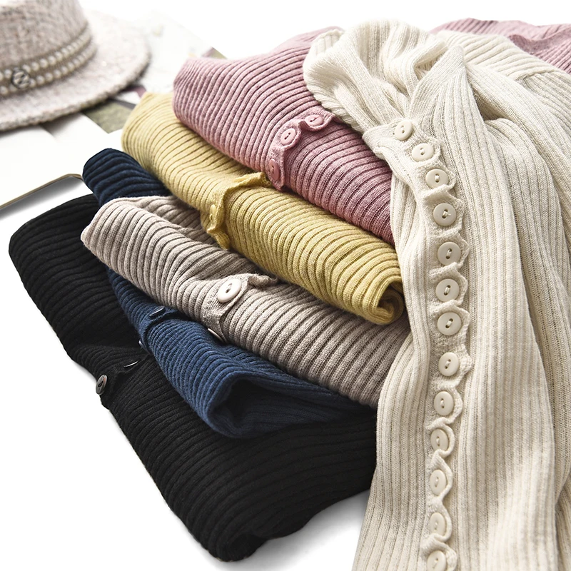 

The beauty upgraded single-row button-up to show Thin Strip Wool sweater