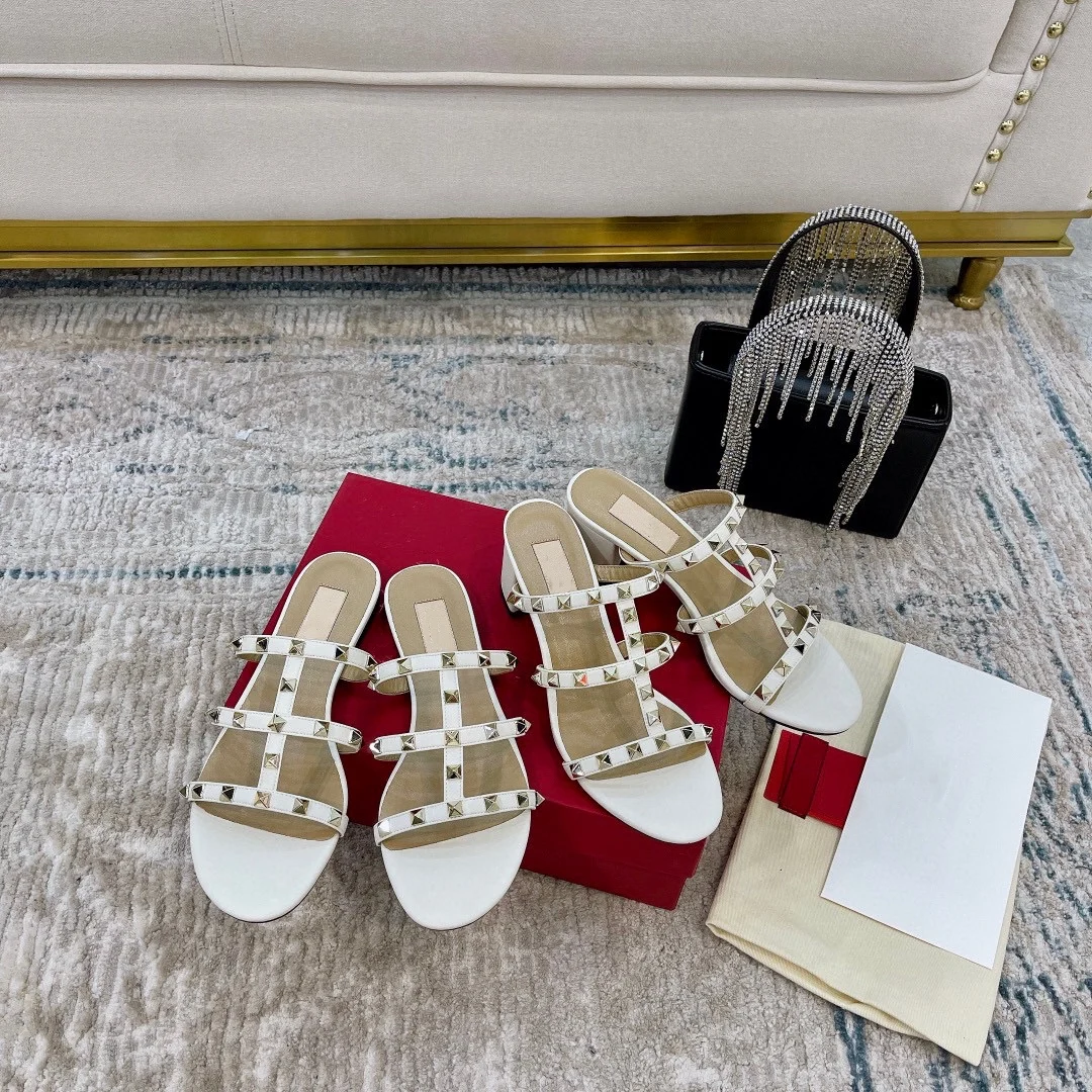 Женские открытые шлепанцы из натуральной кожи с заклепками для лета 2021 - купить