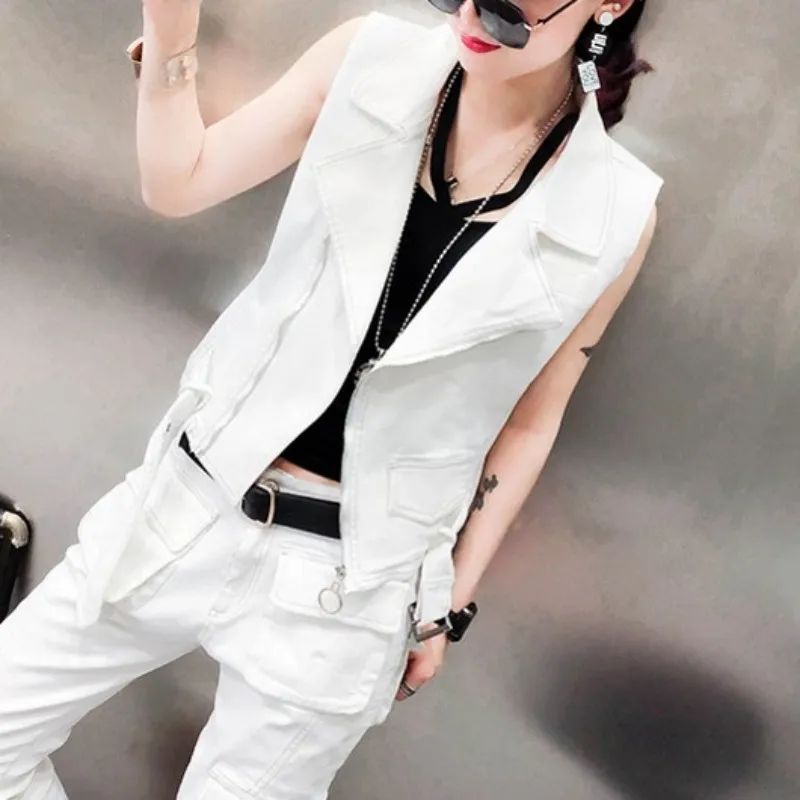 Женский джинсовый комплект из двух предметов белый облегающий жилет с