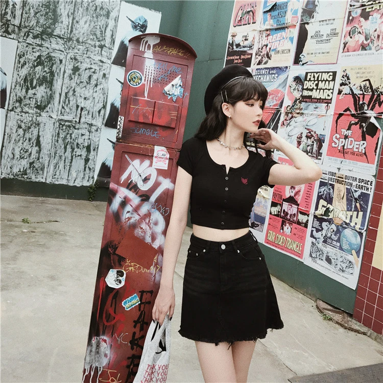 Женская футболка с круглым вырезом Готическая черная белая вышивкой | одежда