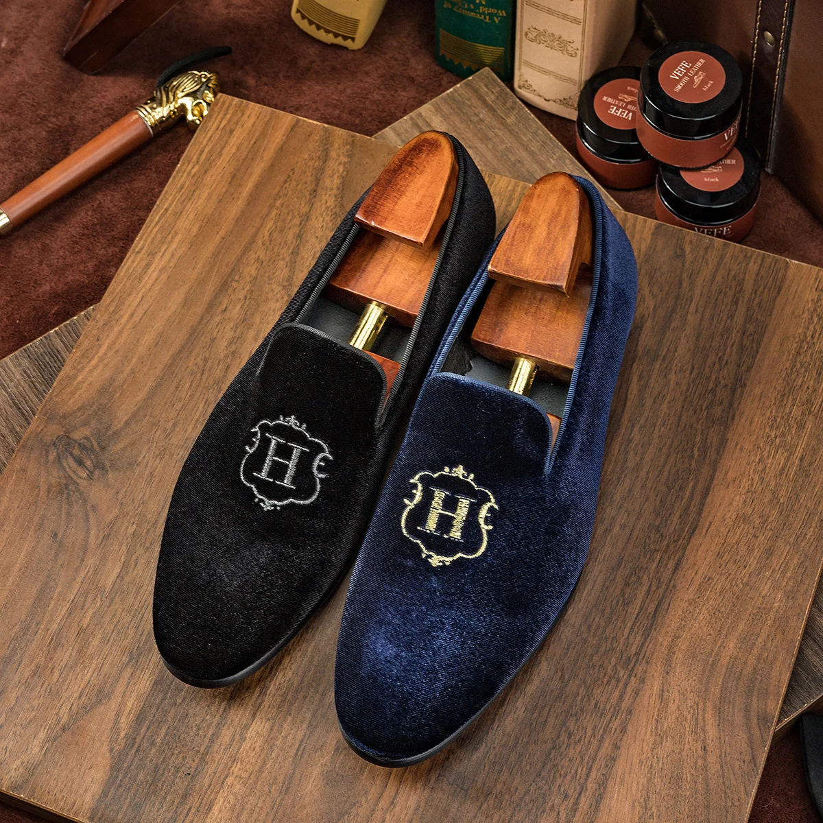 

New Fashion Genuine Suede Leather Black And Blue Embroidery Men Loafers Handmade Men Dress Shoes Comfortable Men's Smoking Shoes