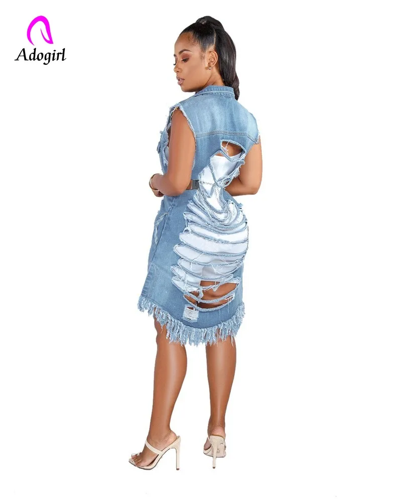 Женское джинсовое платье-туника без рукавов с синими пуговицами спереди и