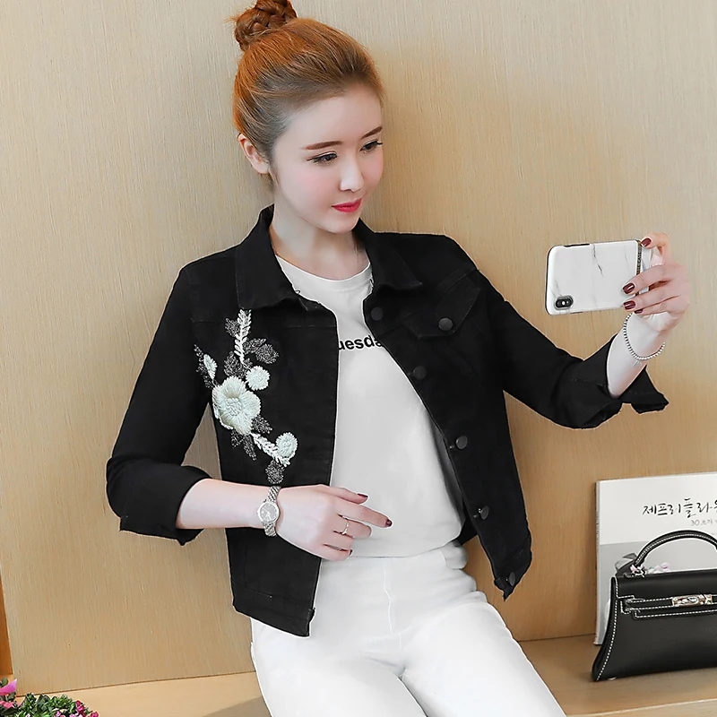 Женская джинсовая куртка демисезонная Черная с длинным рукавом и вышивкой